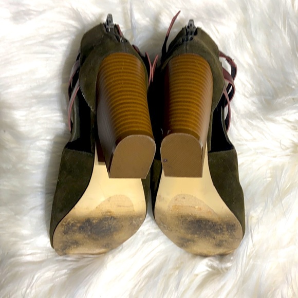 Shoe Dazzle Army Green Belted Chunky Sandal - Picture 4 of 5